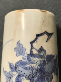 Une paire de vases de forme rouleau du Hatcher cargo en porcelaine de Chine bleu et blanc, &eacute;poque Transition