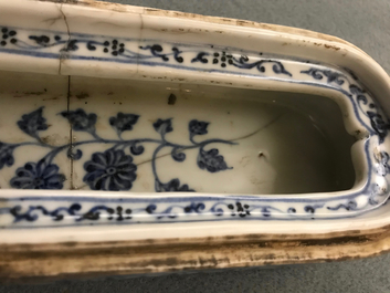 A Chinese blue and white pen box and cover, Xuande inscription, 19/20th C.