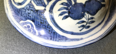 Een grote Chinese blauwwitte balustervaas met deksel, Wanli