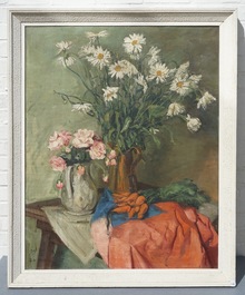Sadji (Sha Qi, Sha Yinnian) (1914-2005), Nature morte aux fleurs et carottes, huile sur toile, dat&eacute; 1945