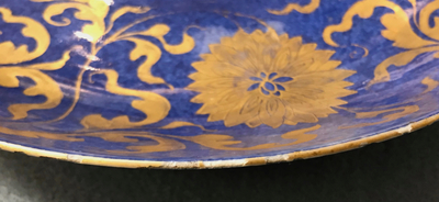 Un plat en porcelaine de Chine bleu poudr&eacute; et dor&eacute; aux rinceaux de lotus, Kangxi
