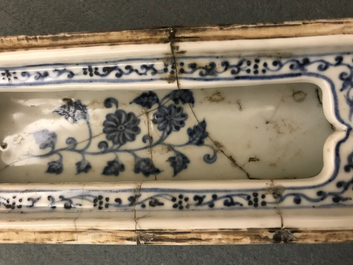 A Chinese blue and white pen box and cover, Xuande inscription, 19/20th C.