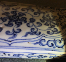 A Chinese blue and white pen box and cover, Xuande inscription, 19/20th C.