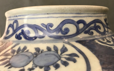 Een grote Chinese blauwwitte balustervaas met deksel, Wanli