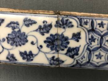 A Chinese blue and white pen box and cover, Xuande inscription, 19/20th C.