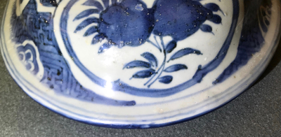 Een grote Chinese blauwwitte balustervaas met deksel, Wanli