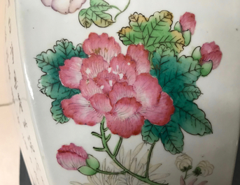 Une paire de vases hexagonaux en porcelaine de Chine famille rose, sign&eacute;s Pan Zhaotang, 1&egrave;re moiti&eacute; du 20&egrave;me