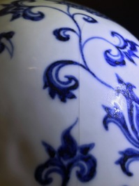 Un vase de forme bouteille en porcelaine de Chine bleu et blanc aux dragons, 19/20&egrave;me