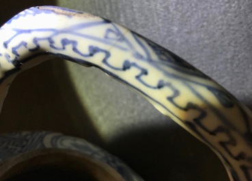 Un pot &agrave; vin et son couvercle en porcelaine de Chine bleu et blanc de type kraak, Wanli