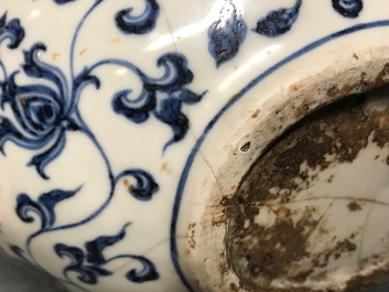 Un vase de forme bouteille en porcelaine de Chine bleu et blanc aux dragons, 19/20&egrave;me