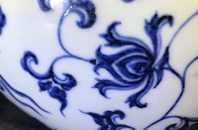 Un vase de forme bouteille en porcelaine de Chine bleu et blanc aux dragons, 19/20&egrave;me