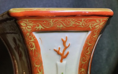 Une paire de vases &agrave; double parois en porcelaine de Chine famille rose, Yongzheng