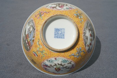 Een Chinese famille rose kom met medaillons, Qianlong merk, 20e eeuw