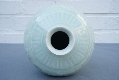 Een Chinese celadon vaas met onderglazuur drakendecor, Qianlong merk, 19/20e eeuw