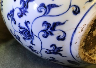 Un vase de forme bouteille en porcelaine de Chine bleu et blanc aux dragons, 19/20&egrave;me