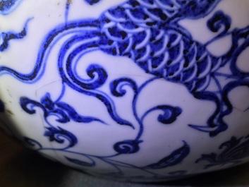 Un vase de forme bouteille en porcelaine de Chine bleu et blanc aux dragons, 19/20&egrave;me