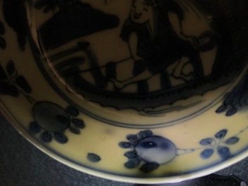 Een klein Chinees blauwwit schoteltje op voet, Chenghua merk, Wanli