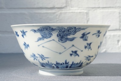Een blauwwitte Chinese kom met vogels bij bloesems, Kangxi merk en periode