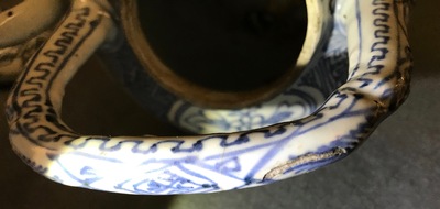 Un pot &agrave; vin et son couvercle en porcelaine de Chine bleu et blanc de type kraak, Wanli