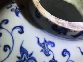 Un vase de forme bouteille en porcelaine de Chine bleu et blanc aux dragons, 19/20&egrave;me