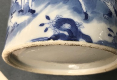 Een grote Chinese blauwwitte theepot met een olifantenparade, 19e eeuw