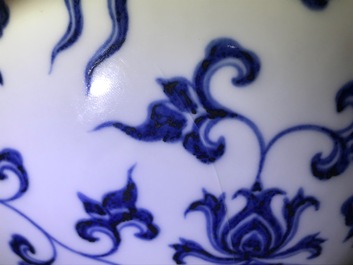 Un vase de forme bouteille en porcelaine de Chine bleu et blanc aux dragons, 19/20&egrave;me