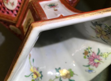 Une paire de vases &agrave; double parois en porcelaine de Chine famille rose, Yongzheng