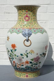 Un vase de forme hu en porcelaine de Chine famille rose &agrave; d&eacute;cor de cailles, marque de Jiaqing, 19/20&egrave;me