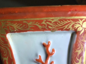 Une paire de vases &agrave; double parois en porcelaine de Chine famille rose, Yongzheng