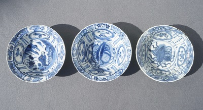 Drie Chinese blauwwitte klapmutsen in kraak porselein, Wanli