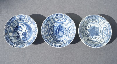 Trois bols de type klapmuts en porcelaine de Chine de type kraak, Wanli