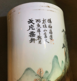 Une paire de portes-chapeaux en porcelaine de Chine qianjiang cai aux paysages, 19/20&egrave;me