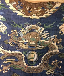 Een Chinees kesi gewaad met acht draken op een blauwe fondkleur, 19e eeuw