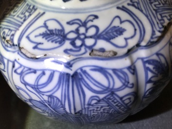 Een Chinese blauwwitte kraakporseleinen gedekselde wijnpot met kostbaarheden en bloemen, Wanli