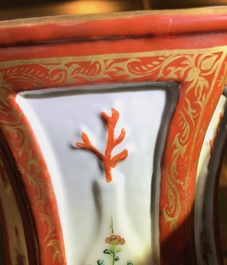 Une paire de vases &agrave; double parois en porcelaine de Chine famille rose, Yongzheng