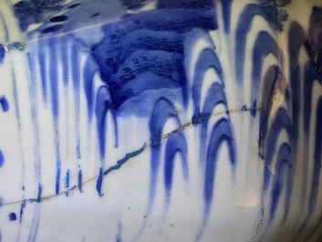 Een Chinese blauwwitte balustervaas met figuren in een landschap, Transitie periode