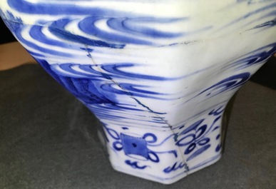 Een Chinese blauwwitte balustervaas met figuren in een landschap, Transitie periode