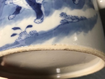 Een grote Chinese blauwwitte theepot met een olifantenparade, 19e eeuw