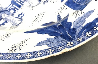 Een paar Chinese blauwwitte schotels met sc&egrave;ne uit &quot;De Romance van de Westelijke Kamer&quot;, Yongzheng