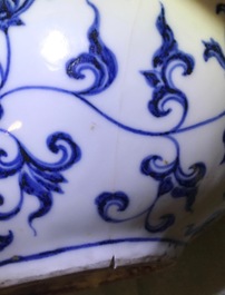 Un vase de forme bouteille en porcelaine de Chine bleu et blanc aux dragons, 19/20&egrave;me