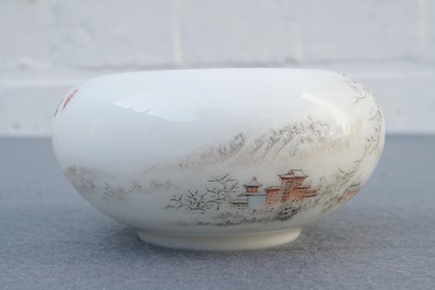 Un petit lave-pinceaux en porcelaine de Chine &agrave; d&eacute;cor d'un paysage hivernal, R&eacute;publique, 20&egrave;me