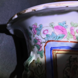 Une paire de vases en porcelaine de Chine famille rose &agrave; d&eacute;cor de cavaliers, 19&egrave;me