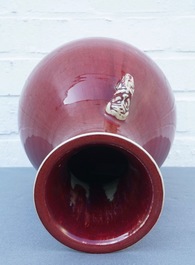 Un vase de forme yuhuchunping en porcelaine de Chine monochrome sang de boeuf, 18/19&egrave;me