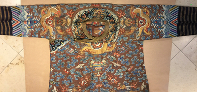 Een Chinees keizerlijk kesi gewaad met acht draken op een bruine fondkleur, wellicht Jiaqing, 1e helft 19e eeuw