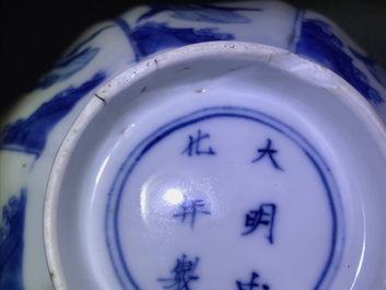 Een Chinese blauwwitte Lange Lijzen kom met zilveren handvat, Kangxi