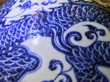 Un vase de forme bouteille en porcelaine de Chine bleu et blanc aux dragons, 19/20&egrave;me