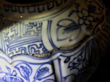Un pot &agrave; vin et son couvercle en porcelaine de Chine bleu et blanc de type kraak, Wanli