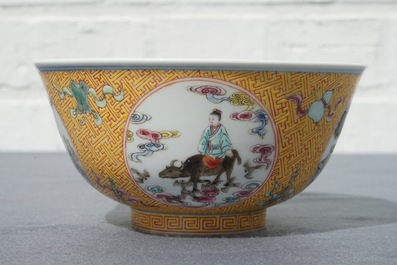 Un bol en porcelaine de Chine famille rose &agrave; d&eacute;cor de m&eacute;daillons, marque de Qianlong, 20&egrave;me