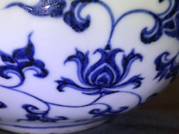 A Chinese blue and white bottle vase with dragons, 19/20th C.