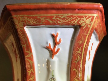 Une paire de vases &agrave; double parois en porcelaine de Chine famille rose, Yongzheng